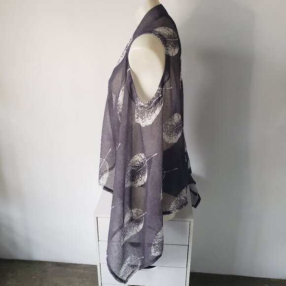 Gorgeous Grey + White Screen Printed Leaf on Linen Look Woven Fabric Vest - Picture 6 of 16